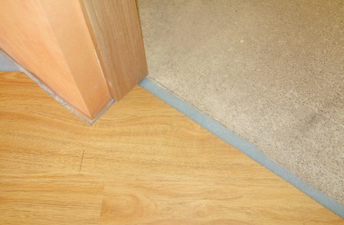 Hogyan lehet laminált padlót bevinni az ajtókeret alá - laminált padló lerakása az ajtónyílásba