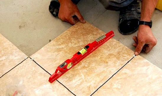 Csempe lerakása egyenetlen padlóra – tippek a munka elvégzéséhez