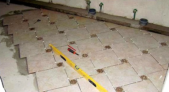 Csempe lerakása egyenetlen padlóra – tippek a munka elvégzéséhez