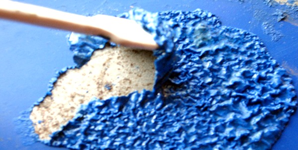 A festett falra csempék lerakása a fő kérdés: eltávolítani vagy sem a festéket?
