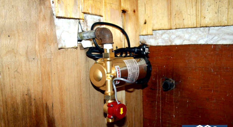 Hogyan lehet növelni a víznyomást az országban és a lakásban: normák, hogyan lehet növelni vagy csökkenteni a nyomást