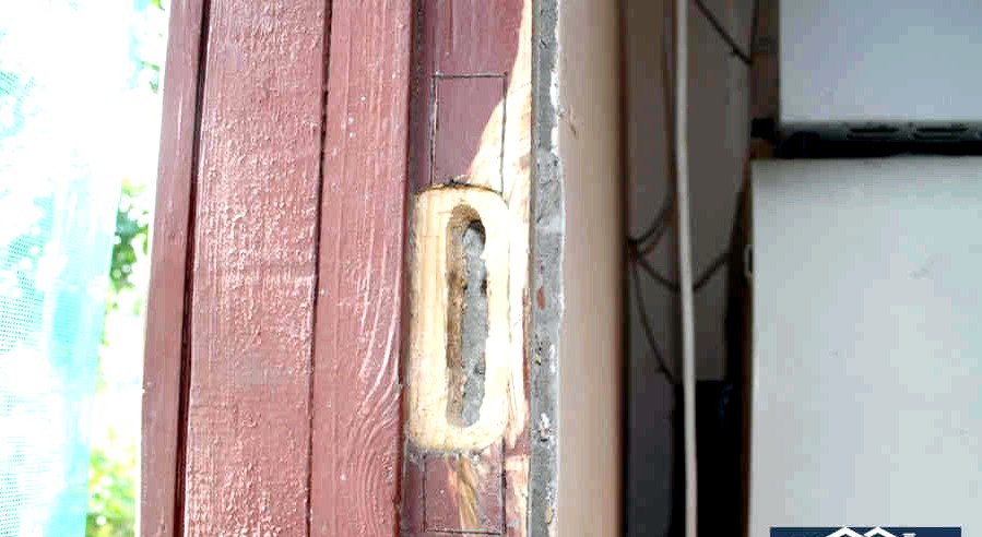 Zár cseréje faajtóban: a régi zár eltávolítása, az ajtó átdolgozása új zárra, fotó a zár beépítéséről és további elemekről