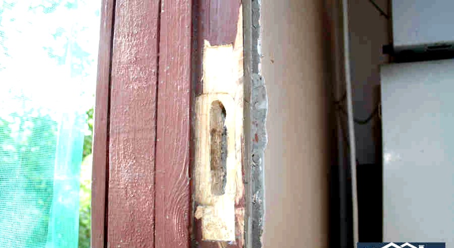Zár cseréje faajtóban: a régi zár eltávolítása, az ajtó átdolgozása új zárra, fotó a zár beépítéséről és további elemekről