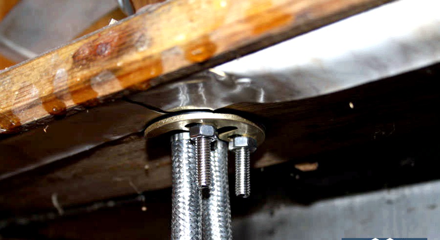 Keverő beépítése a konyhába: a csaptelep beépítése a mosogatóba, bekötés a vízvezetékre, a csaptelep felszerelésének leírása