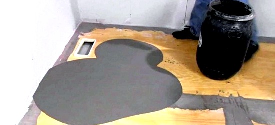 A fapadló kiegyenlítésének módjai: a padló kiegyenlítése rétegelt lemezzel, a padló kiegyenlítése önterülő keverékkel, a padló kiegyenlítése kaparással