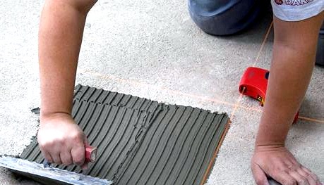 Hogyan lehet csempét fektetni a padlóra saját kezűleg: a munka technológiája