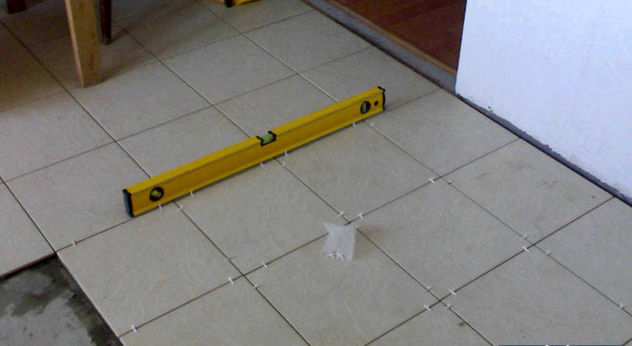 Hogyan lehet csempét fektetni a padlóra saját kezűleg: a munka technológiája