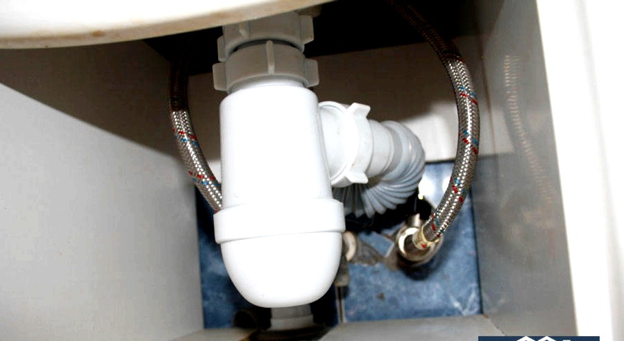 A szifon tisztítása mosogató alatt és fürdőszoba alatt: duguláselhárítás, szifon tervezés, össze- és szétszerelés