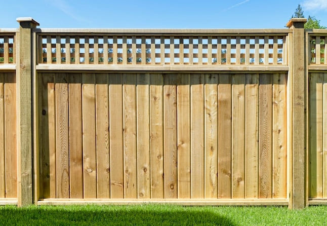 10 Kerítésanyag-típus, amit minden háztulajdonosnak ismernie kell