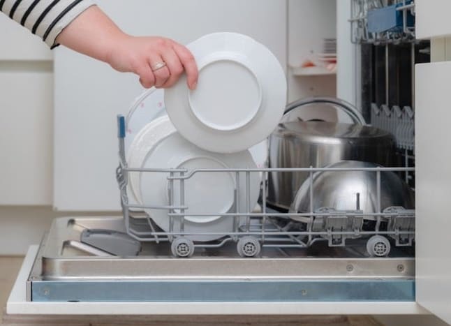 Megoldva! Használhatsz-e normál folyékony mosogatószert a mosogatógépben?