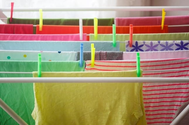Hogyan szárítsuk levegőn a ruhákat és az ágyneműt: A ropogós, tiszta szennyeshez szükséges teendők és tilalmak