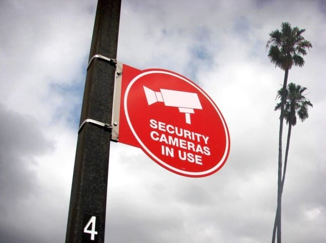 Megoldva! Tényleg elriasztják a bűnözést a biztonsági táblák?