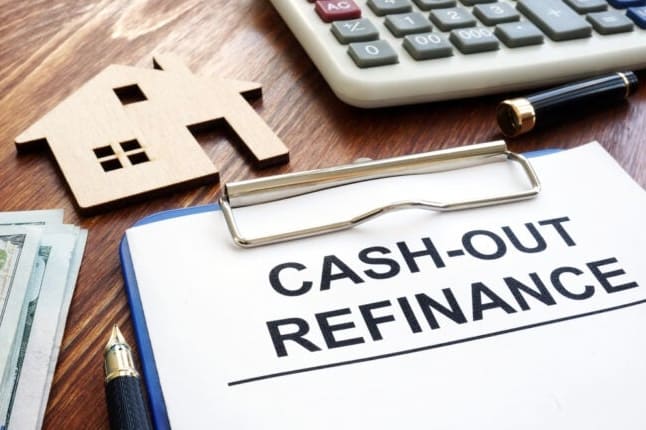 Készpénzes refinanszírozás vs. lakáshitel: Mi a különbség, és melyiket válassza?