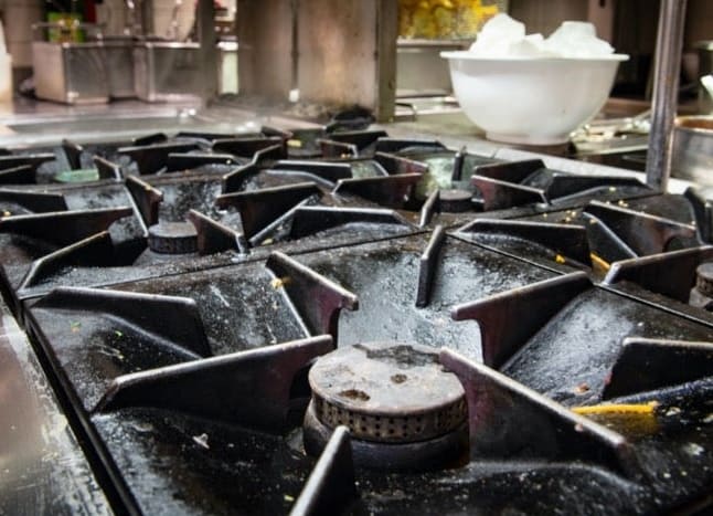 Hogyan tisztítsa a tűzhely csepegtető edényeit olyan termékekkel, amelyek már megvannak a konyhában