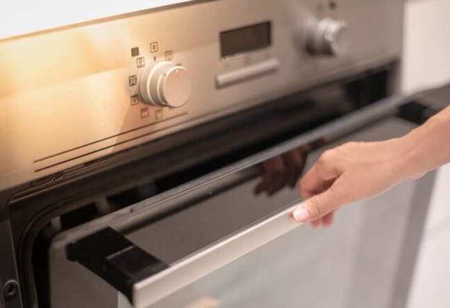 Hogyan tisztítsuk gőzzel a sütőt: 3 biztos módszer a beégett szennyeződések eltávolítására
