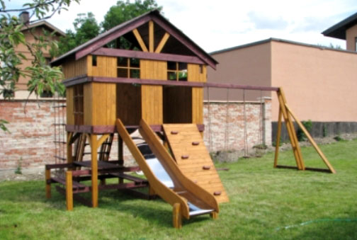 Saját kezűleg gyermekjátszóházat építünk egy nyári rezidenciához