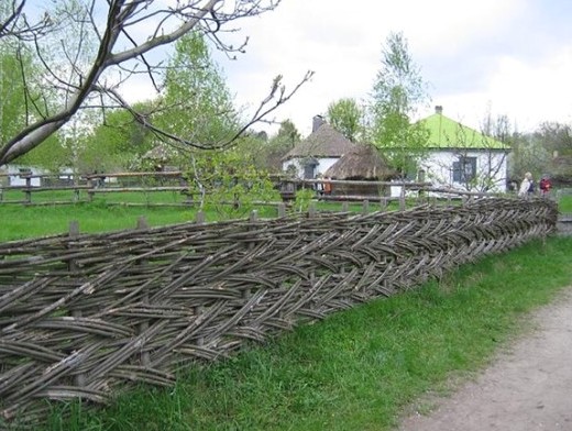 Egy gyönyörű és eredeti fa kerítés létrehozásának módjai