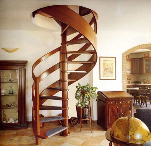 Különféle lehetőségek a fa lépcsőkhöz a második emeletre egy magánház számára