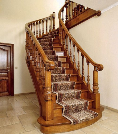 Különféle lehetőségek a fa lépcsőkhöz a második emeletre egy magánház számára