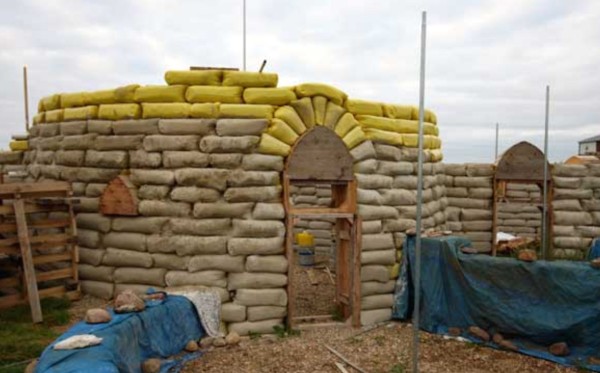 Föld- és homokzsákokból készült házak - ökotechnikai Earthbag
