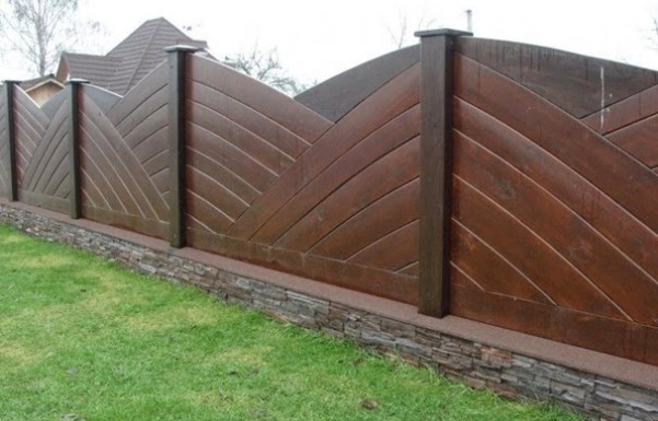 A deszkákból készült kerítés: különféle lehetőségek és barkács építés