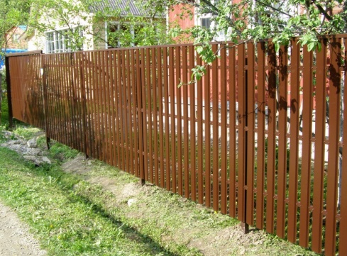 Fém (euro) kerítésből készült kerítés - előnyök, telepítési jellemzők