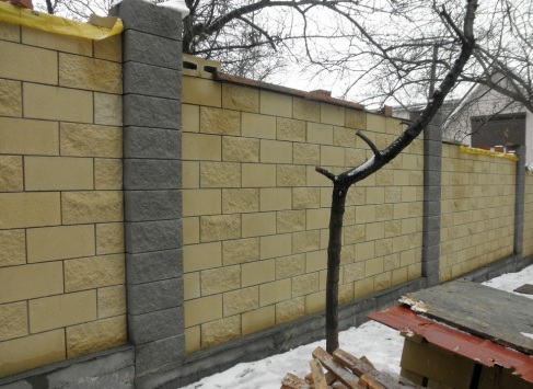 Kerítés építése az országban hamvas tömbökből
