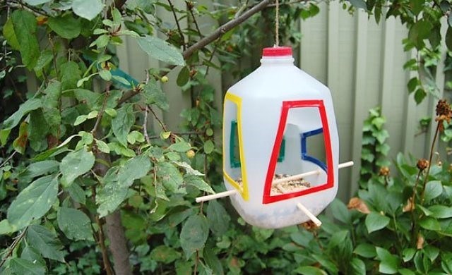 Hogyan lehet gyorsan és egyszerűen elkészíteni egy madáretetőt műanyag palackból?