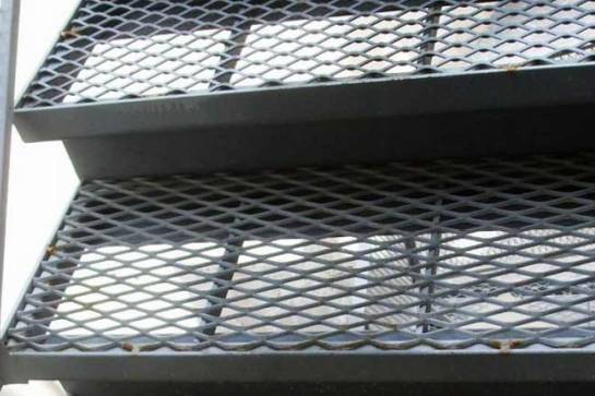 Hogyan készítsünk egy fém verandát saját kezűleg egy magánház számára?