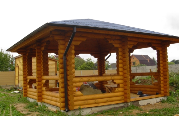 Nyaraló egy rönkből egy nyári rezidenciához: lehetőségek és barkácsépítés