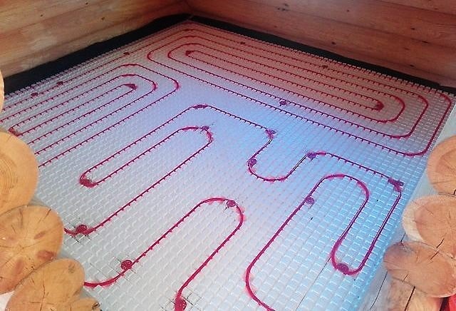 Hogyan készítsünk meleg padlót egy faházban: eszköz és telepítési lehetőségek