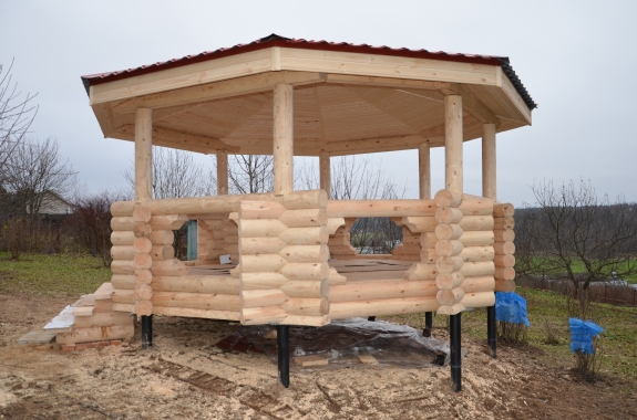 Nyaraló egy rönkből egy nyári rezidenciához: lehetőségek és barkácsépítés
