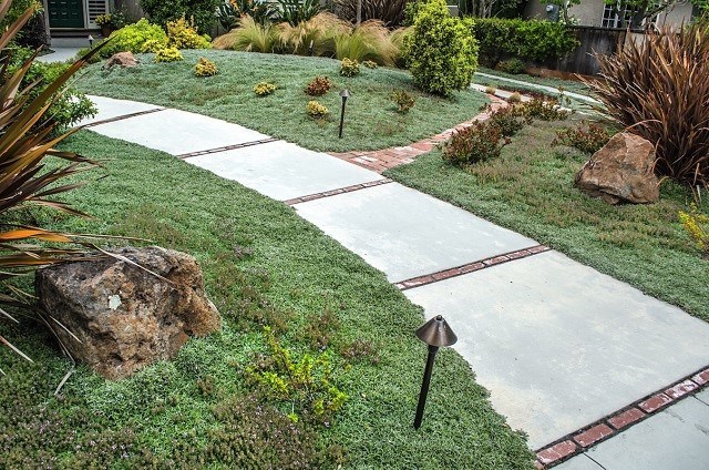 Egy magánház udvarának és a kerti utak betonozása