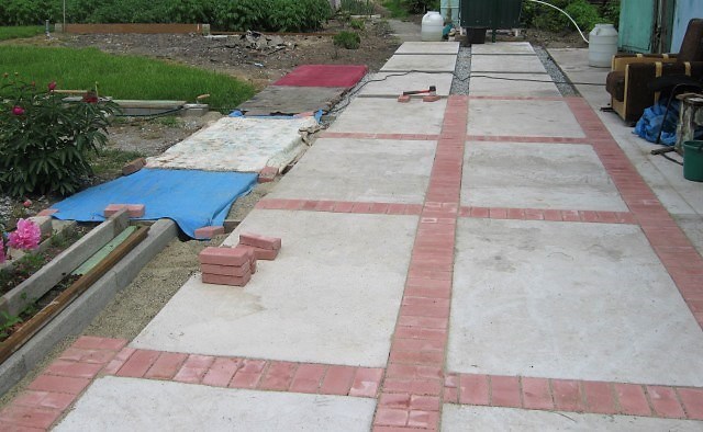 Egy magánház udvarának és a kerti utak betonozása