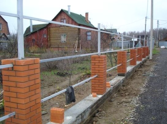 Téglaoszlopok a kerítéshez: a készülék és az építkezés rajza a saját kezével