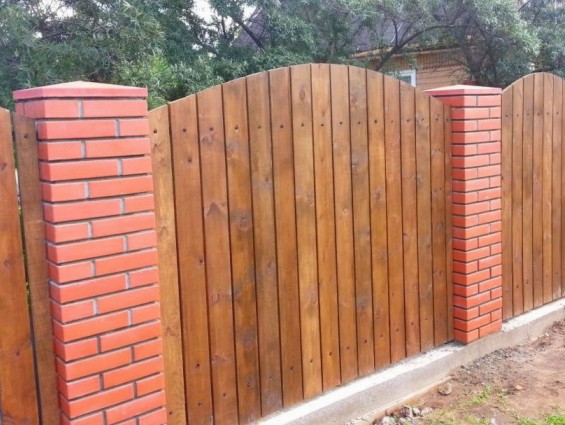Téglaoszlopok a kerítéshez: a készülék és az építkezés rajza a saját kezével