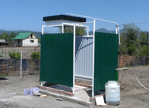Kültéri zuhany elkészítése az országban: lehetőségek és barkácsépítés