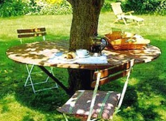 Ötletek a fa körüli elrendezéshez: virágágyás, pad, asztal és még pavilon is!
