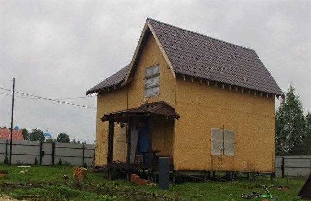 Keretes ház burkolása iparvággyal: a keret tulajdonosainak jelentése a folyamat fényképével