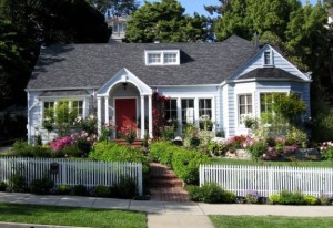Hogyan rendezhet el egy gyönyörű előkertet a ház előtt a saját kezével?