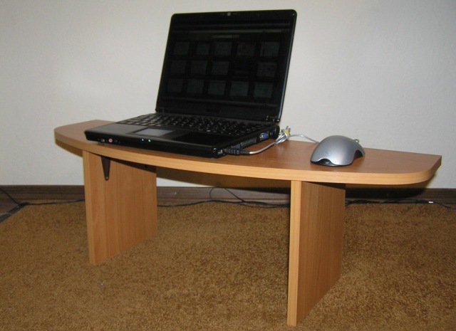 Ötletek a saját készítésű állványok és asztalok készítéséhez egy laptop számára