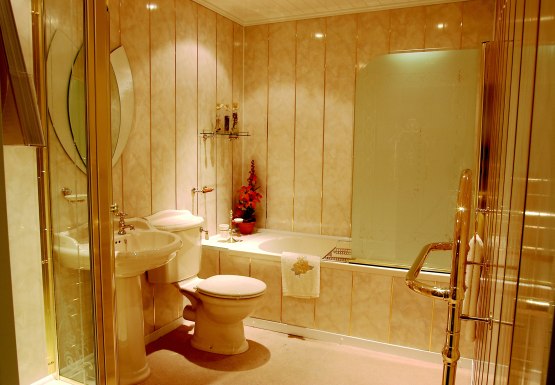 Fürdőszoba elrendezése egy magánházban: elrendezés, tervezés és dekoráció