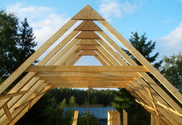 Saját kezűleg egyszerű tetőt építünk egy házhoz, garázshoz vagy fürdőhöz
