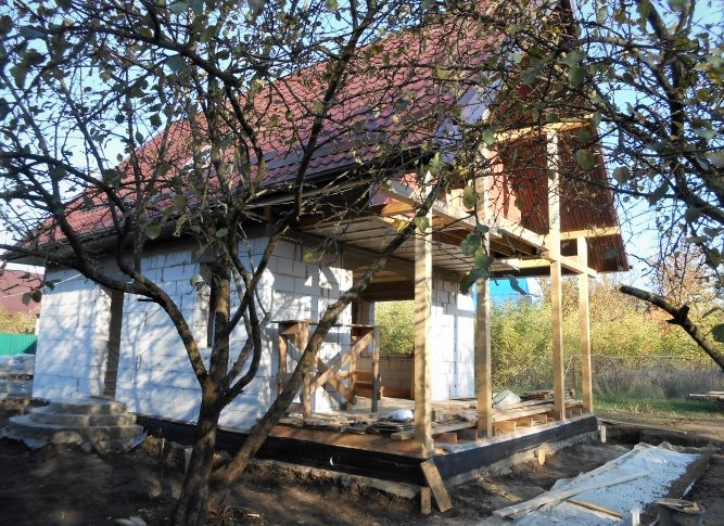 Frissen épült tetőtéri vidéki ház javítása, díszítése és rendezése