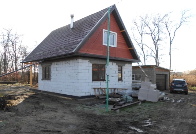 Frissen épült tetőtéri vidéki ház javítása, díszítése és rendezése