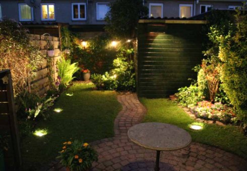 Különféle kerti és utcai világítási lehetőségek