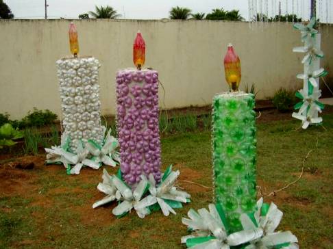 Gyönyörű kézműves műanyag palackok a kert számára