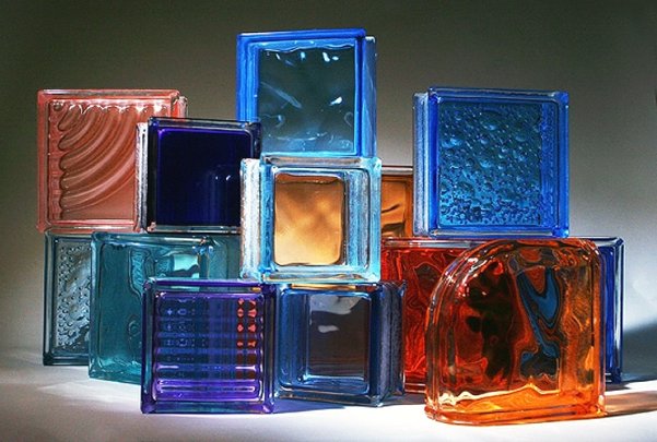 Üvegtömbök használata a belső térben és az anyag felszerelésének jellemzői