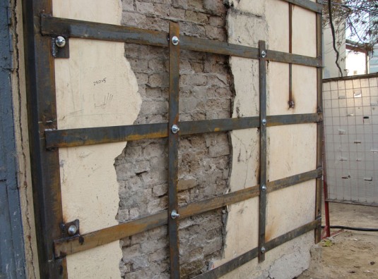 Hogyan és hogyan lehet megjavítani a téglaház falainak repedéseit: a megjelenés és a javítás okai