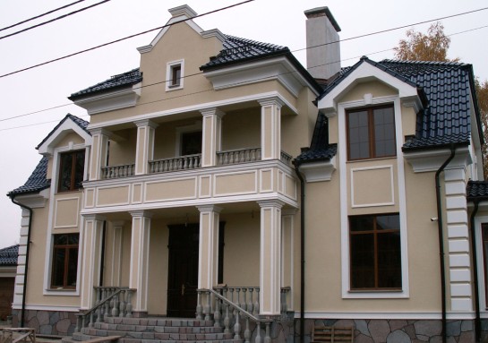 Homlokzati dekoráció: a ház homlokzatának díszítő elemeinek típusai és megnevezései